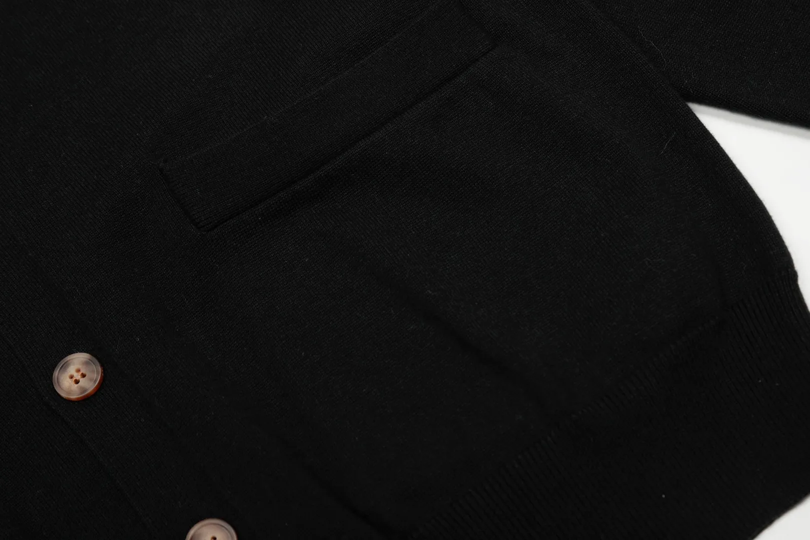P250 Top quality" Style number: DS813# (not off the shelves all year round) [Ralph Lauren V-neck solid color pony embroidered logo jersey basic cardigan] ✅Ralph Lauren Ralph Lauren classic basic versatile knitted cardigan jacket for men and women couples ✅Main supplier platform live broadcast Wholesale entity Replenish when out of stock Not off the shelf ✅ZP quality 1:1 version Scan the code to enter the GF website Counter quality ✅Detailed quality is the only one in Guangzhou Imported quality cotton yarn, focusing on high-end, cost-effective, good quality needless to say. ✅Restore the original version. The maximum size can be worn up to 180 pounds. Loose, comfortable and stress-free. ✅The upper body is simple and easy to match. A must-have item for ootd. Good-looking clothes are never picky. A must-have for couples of the same style. Size: S-XL. Color: black, off-white, gray, navy.